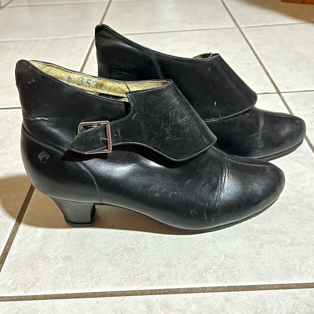 Black 8 cow leather heeled boots